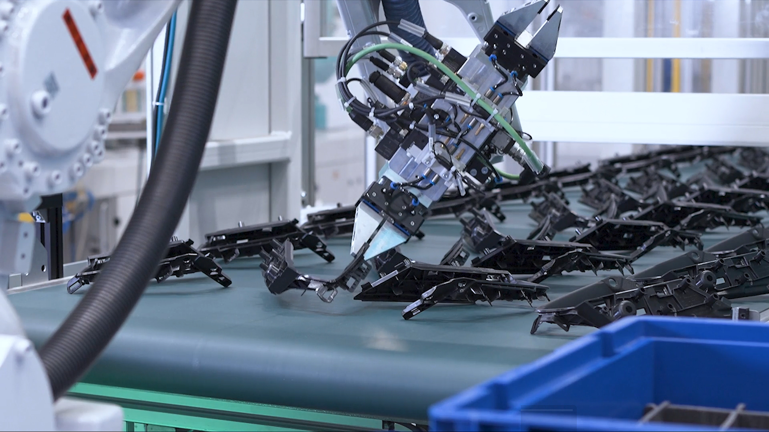 Sorting For Injection Machine Complex components, chaotic arrangement – FMB automates the sorting and ...